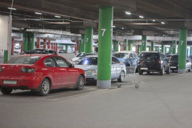 Yer altı otoparkı büyük bir alışveriş merkezi var. Çok araba değildir. Görüntü arka plan olarak kullanılabilir, metin yerleşimi için oda