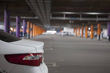 Yer altı otoparkı büyük bir alışveriş merkezi var. Çok araba değildir. Görüntü arka plan olarak kullanılabilir, metin yerleşimi için oda