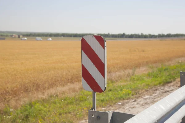 Panneau Avertissement Sur Fond Flou Champ Blé Une Autoroute Moderne Image En Vente