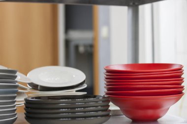 Kırmızı ve gri plakaları yığını renkli bir arka plan olarak kullanmak için soyut resim