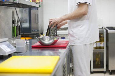 Doğrama Kurulu, rende yakın çekim patates şefin eller, Şef biler