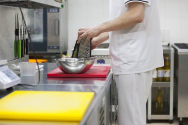 Doğrama Kurulu, rende yakın çekim patates şefin eller, Şef biler