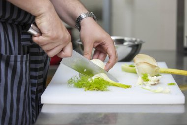 Aşçı yeşillik salatası yakın çekim için keser