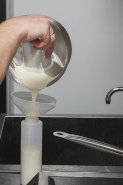 Şef peynir sos yakın çekim hazırlar