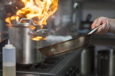 Izgara karides yakın çekim yemek, eller