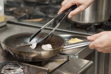 Izgara karides yakın çekim yemek, eller