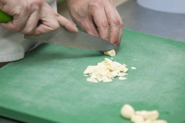 Eller Şef kesme sarımsak yakın çekim