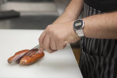 Aşçı kaybetmek ördek fileto-up bir yemek hazırlar