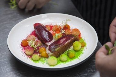 Aşçı kaybetmek ördek fileto-up bir yemek hazırlar