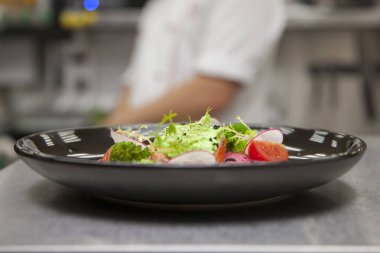Aşçı kiraz yakın çekim ile bir salata hazırlar