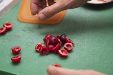 Aşçı kiraz yakın çekim ile bir salata hazırlar