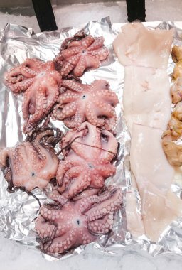 Yakın çekim buzdaki bir sayaçta ahtapot