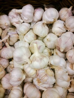 Sarımsak ekranda. bir sürü taze Çiğ sarımsak birkaç yalanlar üzerine raflar., yakın çekim bir pazarda taze sarımsak