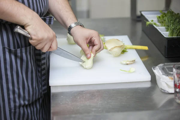 Cocinero Corta Verdura Para Ensalada Cerca —  Fotos de Stock