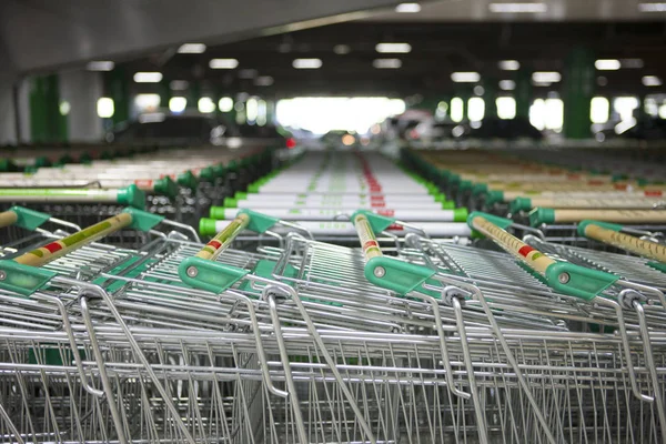 Birçok Alışveriş Sepeti Süpermarket Açık Havada Yakındaki Bir Park Yeri — Stok fotoğraf