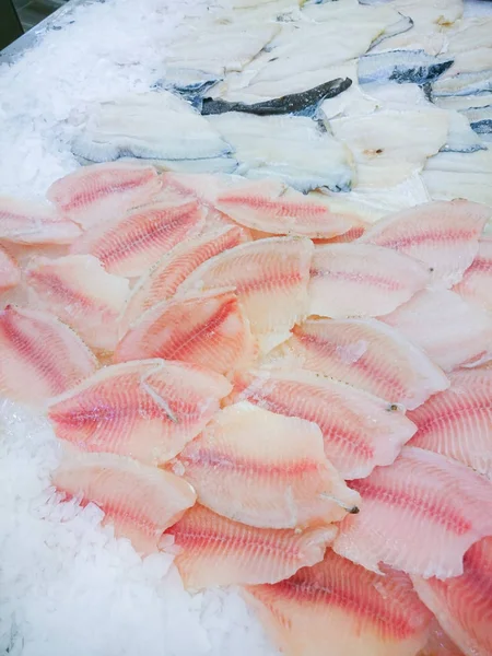 オープンな市場クローズ アップで氷の上の新鮮な活魚 — ストック写真