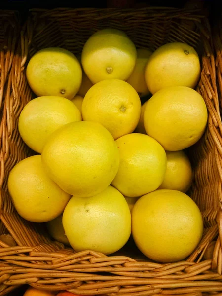 Свежий Желтый Грейпфрут Полках Супермаркетов Крупным Планом — стоковое фото