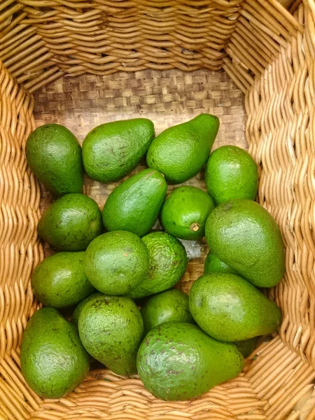 Güzel Taze Avokado Bir Süpermarkette Bir Rafta Yakın Çekim — Stok fotoğraf