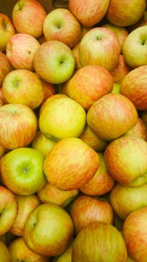 Satılık portre üzerinde alışveriş merkezinde birçok kırmızı elma doğal renkli görüntü meyve süpermarket vitrin vurdu.