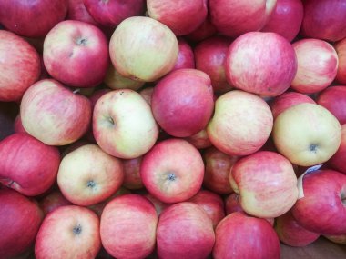 Kırmızı elma üstünde belgili tanımlık sayaç süpermarket. Yakın çekim