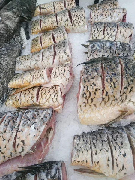 Свежая Живая Рыба Льду Открытом Рынке — стоковое фото