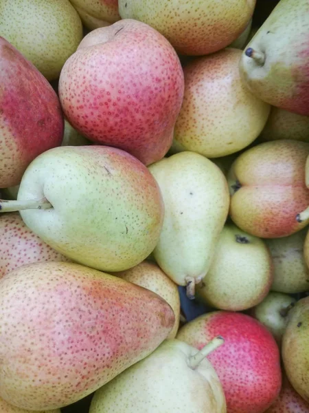 Muchas peras trucha en el supermercado — Foto de Stock