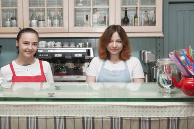 Moda Cafe genç Garsonlar, olumlu, motive çalışanları ziyaretçi hizmet