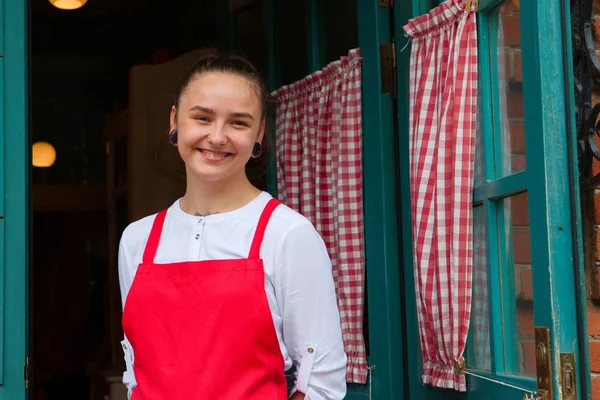 Die Kellnerin Begrüßt Die Besucher Vor Der Tür Eines Cafés — Stockfoto