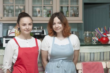 Moda Cafe genç Garsonlar, olumlu, motive çalışanları ziyaretçi hizmet