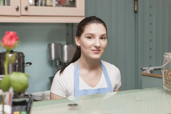 Kellner Einem Schicken Café Junge Positive Motivierte Mitarbeiter Bedienen Die — Stockfoto