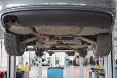 Araba garajında, oto tamircisi arka planda bir bulanık, diğer araçların özel Tamir ekipmanları ile hizmet