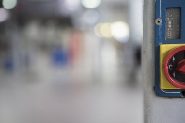 Araba garajında, oto tamircisi arka planda bir bulanık, diğer araçların özel Tamir ekipmanları ile hizmet