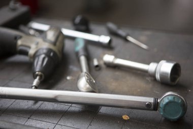 Araba Atölye araçları çevresinde yerde yatarken yaptı. Atölye kat yağlı ve kirli yakın çekim