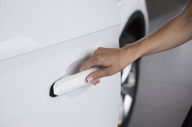 Kadın el açmak yeni beyaz araba kapı arka yakın çekim