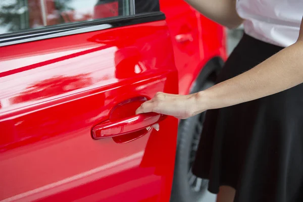 Mujer Mano Abrir Nuevo Fondo Rojo Puerta Del Coche Primer —  Fotos de Stock