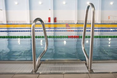 Üniversitede arka plan bulanık, boş Yüzme Havuzu, yüzme havuzu görülür