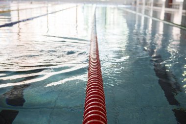 Üniversitede arka plan bulanık, boş Yüzme Havuzu, yüzme havuzu görülür