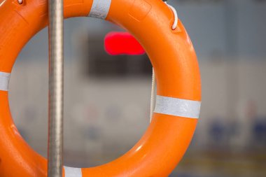 Turuncu lifebuoy yakınındaki bulanık bir arka plan üzerinde ortak yüzme havuzu yüzme havuzu görülür