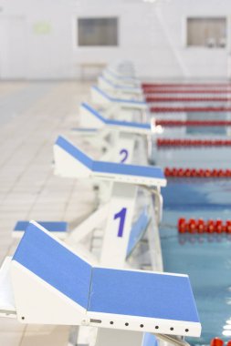 Başlangıç pozisyonu ile sayı 1 rekabet yüzme havuzu arka plan bulanık üzerinde bir yüzme havuzu görülür