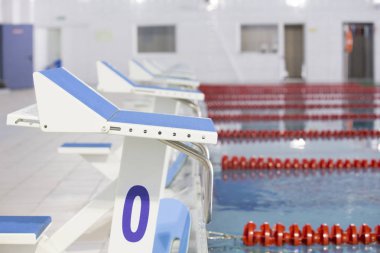 Başlangıç pozisyonu ile sayı 0 rekabet yüzme havuzu arka plan bulanık üzerinde bir yüzme havuzu görülür