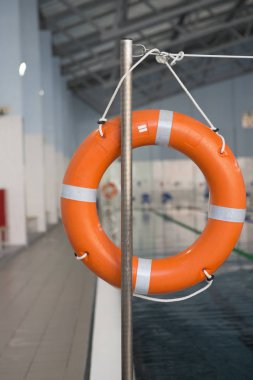 Üniversitede arka plan bulanık, boş Yüzme Havuzu, yüzme havuzu görülür