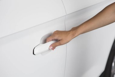 Yeni beyaz araba kapı arka plan açık el kadın