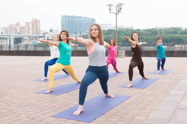 Hermosa Mujer Haciendo Virabhadrasana Pose Clase Yoga Grupo Mujeres Practicando — Foto de Stock