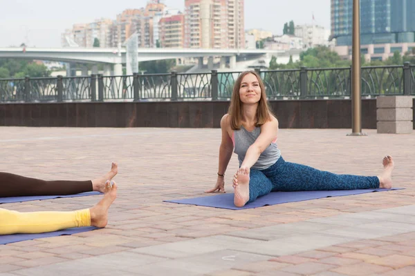 Grupo Mujeres Practicando Yoga Parque Entrenamientos Conjuntos Para Profesores Yoga — Foto de Stock