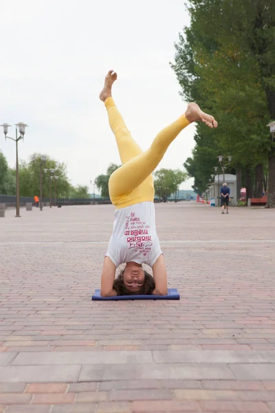 Hermosa Mujer Haciendo Vriksasana Posan Clase Yoga Grupo Mujeres Practicando — Foto de Stock