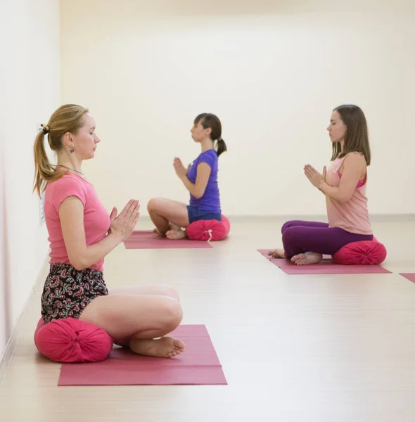 Kelompok Orang Yang Berposisi Positif Berlatih Yoga Gym Kerja Tim — Stok Foto