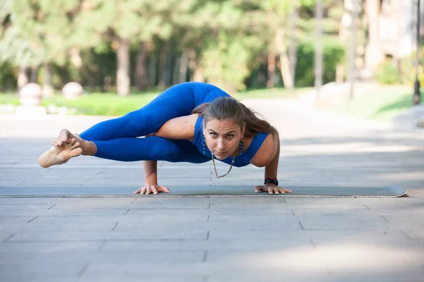 Deux Belles Jeunes Femmes Pratiquant Yoga Les Cours Ont Lieu — Photo