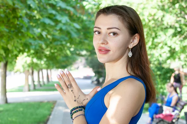 Mujer Una Esterilla Yoga Para Relajarse Aire Libre Las Clases — Foto de Stock