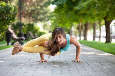 Güzel kadın yoga yaparken egzersizleri parkta Practicing yoga açık havada. Güzel genç kadın portresi pratik Yoga - doğada sakin ol