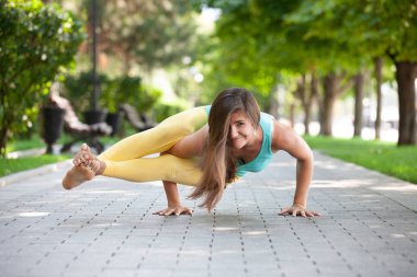 Güzel kadın yoga yaparken egzersizleri parkta Practicing yoga açık havada. Güzel genç kadın portresi pratik Yoga - doğada sakin ol
